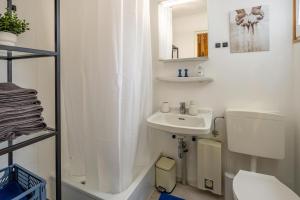 Ένα μπάνιο στο Ferienhaus im Nurdachstil in Damp +12 φωτογραφίες