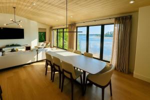 Televiisor ja/või meelelahutuskeskus majutusasutuses Stoney Lake Cottage with Private Dock by Leavetown Vacations