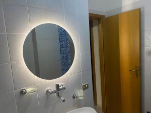 een badkamer met een spiegel, een wastafel en een toilet bij Casa Marylu con giardino in Marina di Schiavonea +26 foto's