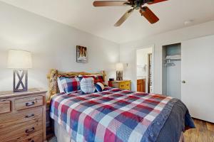 een slaapkamer met een bed en een plafondventilator bij Majestic Charm in Park City +25 foto's