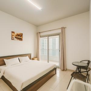 une chambre avec un lit, une table et une fenêtre dans l'établissement The S Royal Marina Boutique Stay For Ladies And Families Only, à Dubaï