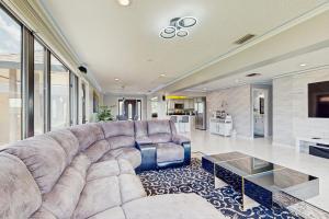 sala de estar amplia con sofá grande y mesa en Dog friendly -waterfont home with a private dock, work station , W/D and WIFI, en Palm Coast