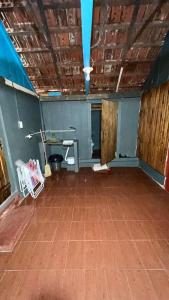 an empty room with a tiled floor and blue walls at Casa Rústica in Encarnación