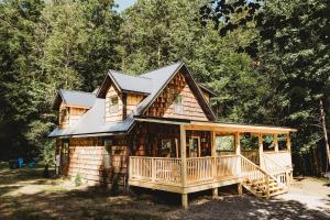 ピジョン・フォージにあるCreekside Cabinのポーチ付きの丸太キャビン