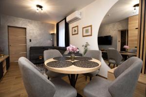 un soggiorno con tavolo e sedie di Gyopárosi Deluxe Private Wellness House 4 Csillag a Orosháza