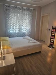 un dormitorio con una cama y una ventana en Leka Guest house, en Pogradec