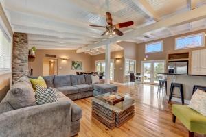 a living room with a couch and a ceiling fan at Hillview Estate in Granite Shoals