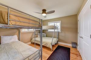 a bedroom with bunk beds and a ceiling fan at Hillview Estate in Granite Shoals