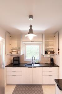 Nhà bếp/bếp nhỏ tại Urban Escape Haven