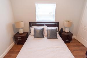 Giường trong phòng chung tại Urban Escape Haven