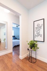 Giường trong phòng chung tại Urban Escape Haven