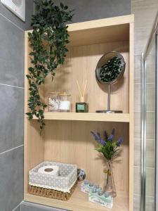 セルビアディヴツィバレにあるDorin Kutak, Green Hills Divčibareのバスルーム(木製の棚の上にトイレ付) +25枚の写真