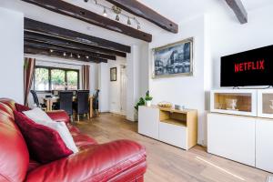 Μια τηλεόραση ή/και κέντρο ψυχαγωγίας στο 4bed 3bath prv-parking x3 doubles x1 king