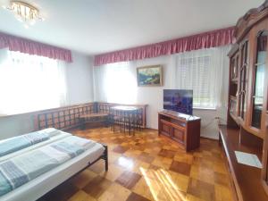 a bedroom with a bed and a table and chairs at Haus "Grimberg" FeWo 1-stock oder FeWo 2-stock & Zusätzliches Zimmer in Bad Elster