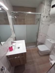 łazienka z prysznicem, toaletą i umywalką w obiekcie Apartamento Valdelagrana w mieście El Puerto de Santa María