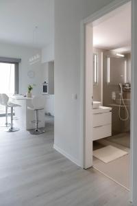 カラマタにあるA Homes Greece Kalamata - Urban Apartment 3 with Balcony and Garden Viewの白い部屋(キッチン、ダイニングルーム付)