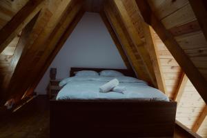 莫伊科瓦茨Pjesnikova Dolina的阁楼卧室配有床 更多38张照片