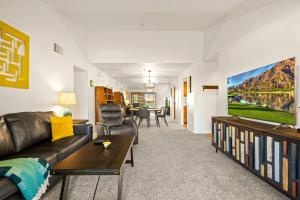 un soggiorno con un divano e un tavolo di Sweet Citrus Condo a Palm Springs