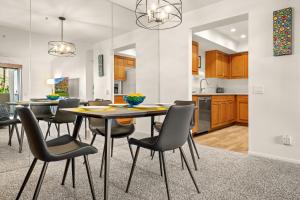 una cucina e una sala da pranzo con tavolo e sedie di Sweet Citrus Condo a Palm Springs