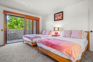 una camera da letto con due letti e un balcone di Sweet Citrus Condo a Palm Springs Altre 17 foto