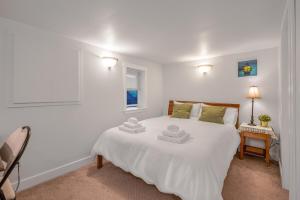 Ένα ή περισσότερα κρεβάτια σε δωμάτιο στο Prestigious 2 Bedrooms 2 Baths in West Point Grey