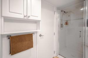 Ένα μπάνιο στο Prestigious 2 Bedrooms 2 Baths in West Point Grey +28 φωτογραφίες