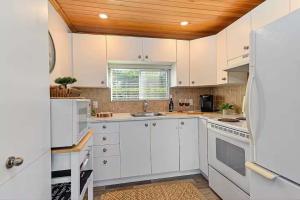 Dapur atau dapur kecil di Waterfront with Spa and Lake Access