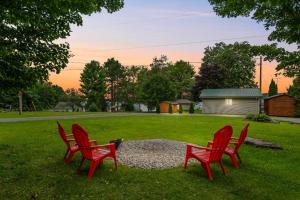 Κήπος έξω από το Luxury 3BR Cabin with Patio Large Yard and BBQ!