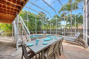 d'une terrasse avec une table et des chaises et un plafond en verre. dans l'établissement Surf's Up, à Siesta Key