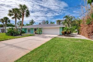 ein Haus mit Palmen und einer Auffahrt in der Unterkunft Cape Aqua Retreat in Siesta Key