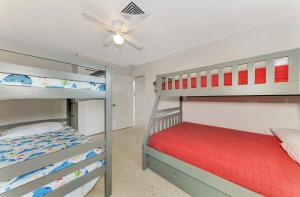1 Schlafzimmer mit 2 Etagenbetten und einem Deckenventilator in der Unterkunft Cape Aqua Retreat in Siesta Key + 83 Fotos