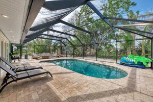 einen Innenpool mit Glasdach in der Unterkunft Cape Aqua Retreat in Siesta Key