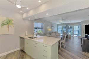 Μια τηλεόραση ή/και κέντρο ψυχαγωγίας στο 2 bedroom luxury beachfront retreat with sunset views