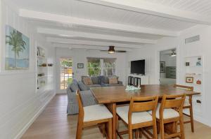 TV a/nebo společenská místnost v ubytování Pink Flamingo