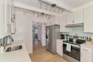 Kuchyň nebo kuchyňský kout v ubytování Pink Flamingo