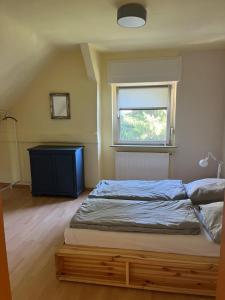 a bedroom with a bed with a window and a desk at Kleine Auszeit in Trebbin