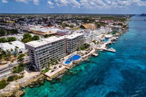 una vista aerea di un resort sull'acqua di Oceanfront Luxury -4-King Suites Dive Pick Ups-Walk to Dining & Shops a Cozumel