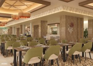 Un restaurante con mesas de madera y sillas verdes. en Riu Jalisco - All Inclusive, en Nuevo Vallarta  6 fotos más