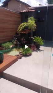 a garden with a fish pond in a house at Casa para festa do peão in Barretos