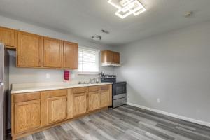 Kuchyň nebo kuchyňský kout v ubytování 12 Mi to St Louis Pet-Friendly Metro East Home + 17 fotografií