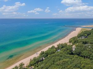 een luchtfoto van een strand en de oceaan bij Private Beachfront Lake Michigan Getaway in West Olive