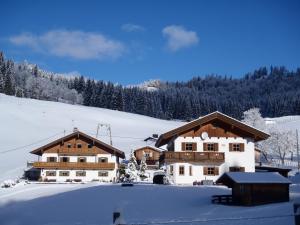ein paar Gebäude im Schnee in der Unterkunft Fronwieshäusl Gschoßmann Herbert in Ramsau bei Berchtesgaden
