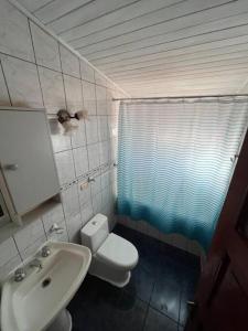 une salle de bains avec toilettes et lavabo dans l'établissement Casa Luma, à Puerto Montt