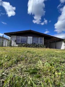 une maison avec un toit au-dessus d'une pelouse dans l'établissement Casa Luma, à Puerto Montt