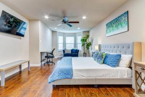 Katil atau katil-katil dalam bilik di Modern 3BR Near NRG, Zoo, Downtown & Med Ctr