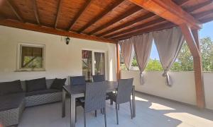O zonă de relaxare la Apartman u kući s bazenom - hacienda