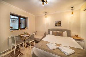 Postel nebo postele na pokoji v ubytování Family Boutique Residence-Free Parking