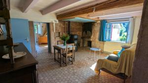ein Wohnzimmer mit einem Bett und einem Tisch in der Unterkunft Le Chalet Vosges Montagne in Le Tholy