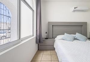 une chambre avec un lit et une grande fenêtre dans l'établissement Casa Balandra 2BR home downtown LPZ walk everywhere, à La Paz