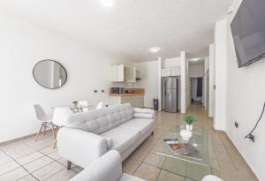 un salon avec un canapé et une table dans l'établissement Casa Balandra 2BR home downtown LPZ walk everywhere, à La Paz